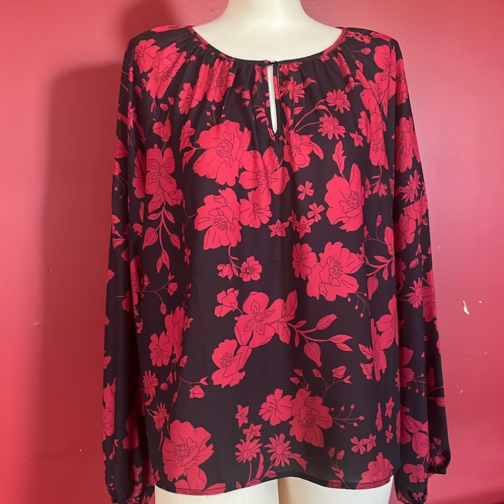 Like new Tinsel floral top - Picture 2 of 14